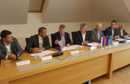 Slovesen podpis pogodbe župani CPS 11 Foto Ljubo Vukelič